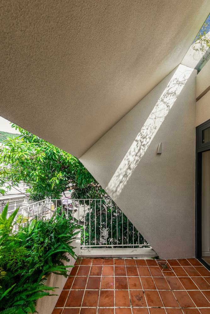 Kiến trúc sư đề xuất thiết kế nhà lệch tầng và cắt giảm diện tích sàn ở các tầng trên để tăng kết nối theo chiều dọc, đồng thời tạo lối đi cho ánh sáng ban ngày chiếu sâu hơn vào tòa nhà. Từ tầng trên cùng, mọi người vẫn có thể giao tiếp với nhau. Kiến trúc sư đề xuất thiết kế nhà lệch tầng và cắt giảm diện tích sàn ở các tầng trên để tăng kết nối theo chiều dọc, đồng thời tạo lối đi cho ánh sáng ban ngày chiếu sâu hơn vào tòa nhà. Từ tầng trên cùng, mọi người vẫn có thể giao tiếp với nhau.