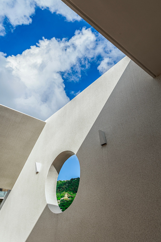 Được phát triển từ dạng mái dốc của nhà truyền thống, mặt tiền của công trình là mái bê tông dốc từ mái xuống tầng 2, có khoét một số lỗ thông gió, tạo nên mặt tiền ngôi nhà đơn giản nhưng độc đáo, kết hợp với cây xanh tạo thành lớp đệm ngăn bức xạ nhiệt từ hướng Tây và tăng sự riêng tư cho gia chủ. Được phát triển từ dạng mái dốc của nhà truyền thống, mặt tiền của công trình là mái bê tông dốc từ mái xuống tầng 2, có khoét một số lỗ thông gió, tạo nên mặt tiền ngôi nhà đơn giản nhưng độc đáo, kết hợp với cây xanh tạo thành lớp đệm ngăn bức xạ nhiệt từ hướng Tây và tăng sự riêng tư cho gia chủ.