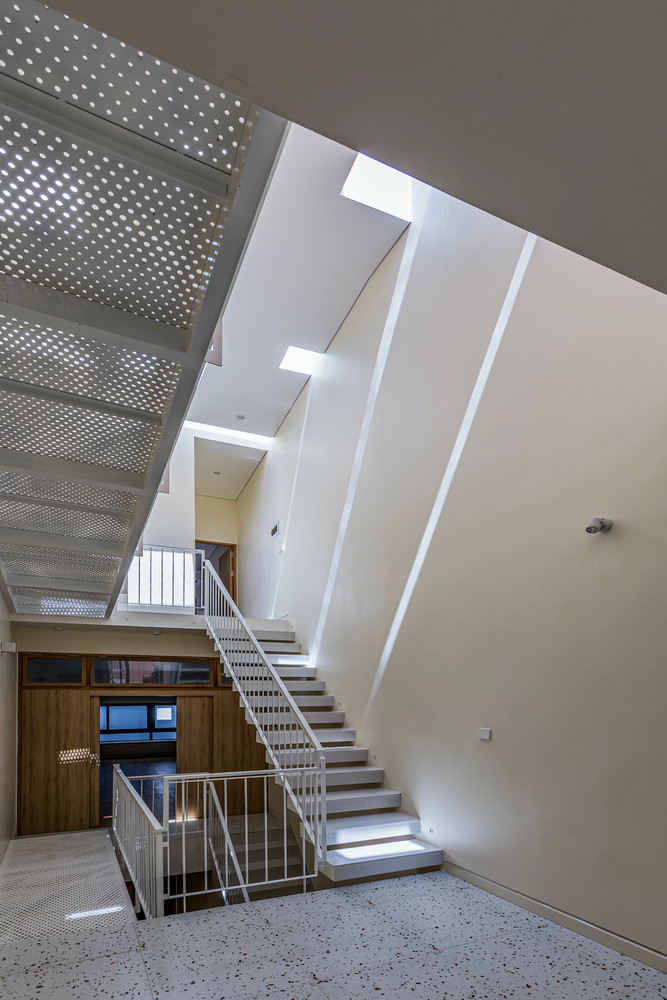 Không gian sinh hoạt chung và bếp là những nơi được sử dụng nhiều nhất nên, được thiết kế đặt ở trung tâm ngôi nhà, gần giao thông chính và giếng trời chính. Không gian sinh hoạt chung và bếp là những nơi được sử dụng nhiều nhất nên, được thiết kế đặt ở trung tâm ngôi nhà, gần giao thông chính và giếng trời chính.