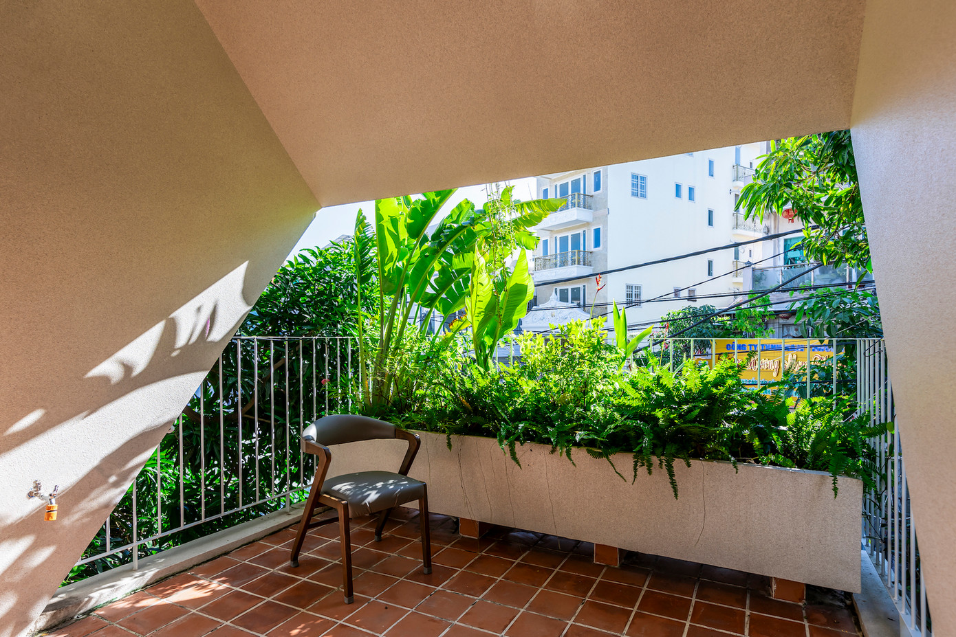 Không gian sân thượng ở tầng 3 được thiết kế theo kiểu bán khép kín, giúp giảm nhiệt, tiếng ồn giao thông và tầm nhìn khó chịu ra xung quanh, nhưng lại mở ra bầu trời riêng tư, có thể là nơi tụ họp của tất cả các thành viên trong gia đình và bạn bè hoặc trở thành không gian tập yoga hay thiền. Không gian sân thượng ở tầng 3 được thiết kế theo kiểu bán khép kín, giúp giảm nhiệt, tiếng ồn giao thông và tầm nhìn khó chịu ra xung quanh, nhưng lại mở ra bầu trời riêng tư, có thể là nơi tụ họp của tất cả các thành viên trong gia đình và bạn bè hoặc trở thành không gian tập yoga hay thiền.