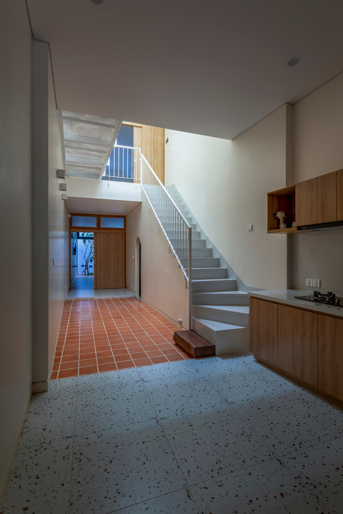 Không gian sinh hoạt chung và bếp là những nơi được sử dụng nhiều nhất nên, được thiết kế đặt ở trung tâm ngôi nhà, gần giao thông chính và giếng trời chính. Không gian sinh hoạt chung và bếp là những nơi được sử dụng nhiều nhất nên, được thiết kế đặt ở trung tâm ngôi nhà, gần giao thông chính và giếng trời chính.