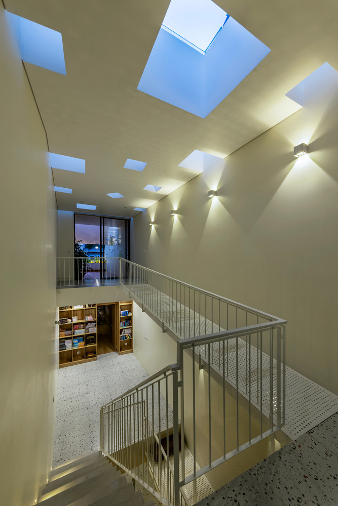 Chiều cao của phòng khách, phòng ăn và bếp cao hơn 1,3 lần so với các phòng riêng để thuận tiện sinh hoạt và thông gió tốt hơn. Chiều cao của phòng khách, phòng ăn và bếp cao hơn 1,3 lần so với các phòng riêng để thuận tiện sinh hoạt và thông gió tốt hơn.