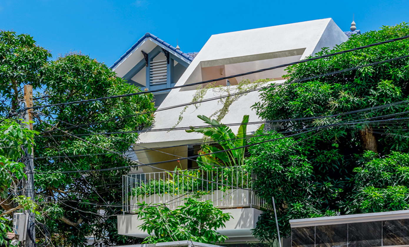 Chủ nhà mong muốn tạo ra một không gian sống đơn giản, đảm bảo sự riêng tư trái ngược với cuộc sống đô thị đầy xô bồ. Mặt khác, ngôi nhà còn phải thích ứng với khí hậu nhiệt đới ẩm của khu vực. Chủ nhà mong muốn tạo ra một không gian sống đơn giản, đảm bảo sự riêng tư trái ngược với cuộc sống đô thị đầy xô bồ. Mặt khác, ngôi nhà còn phải thích ứng với khí hậu nhiệt đới ẩm của khu vực.