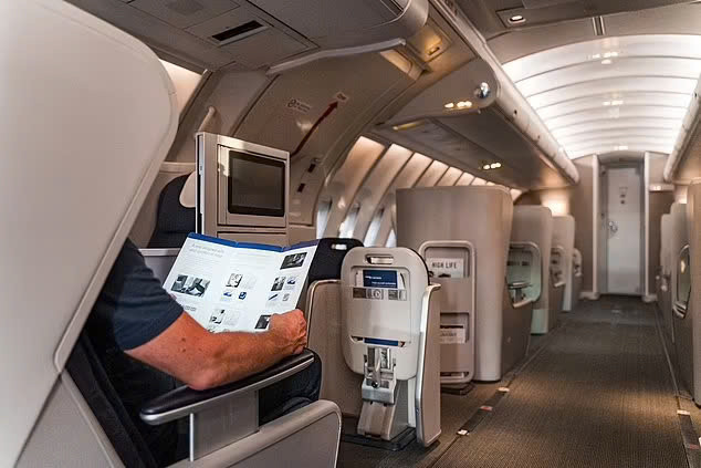 Cabin tầng trên của Boeing 747 thành nơi trải nghiệm ăn uống hạng sang. Ảnh: Daily Mail. Cabin tầng trên của Boeing 747 thành nơi trải nghiệm ăn uống hạng sang. Ảnh: Daily Mail.