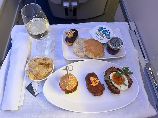 Cabin tầng trên của Boeing 747 thành nơi trải nghiệm ăn uống hạng sang. Ảnh: Daily Mail. Cabin tầng trên của Boeing 747 thành nơi trải nghiệm ăn uống hạng sang. Ảnh: Daily Mail.