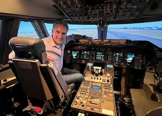 Jonathan Samuels (trong ảnh) đến Cheshire để tìm hiểu cách một chiếc máy bay 747 của Hãng hàng không British Airways được biến thành trải nghiệm cho du khách. Ảnh: Daily Mail. Jonathan Samuels (trong ảnh) đến Cheshire để tìm hiểu cách một chiếc máy bay 747 của Hãng hàng không British Airways được biến thành trải nghiệm cho du khách. Ảnh: Daily Mail.