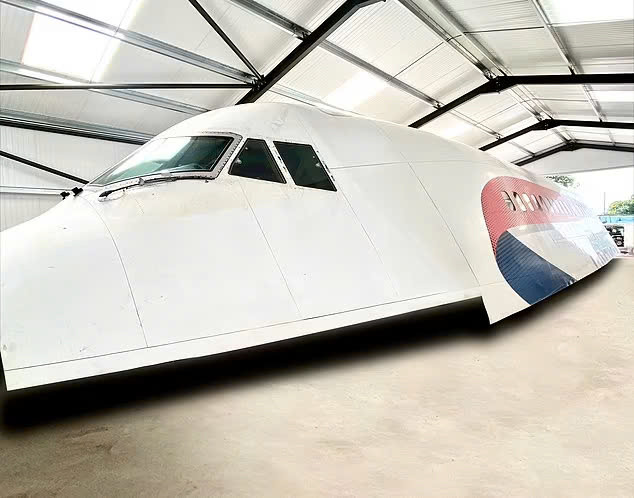 Máy bay Boeing 747 khổng lồ đã “nghỉ hưu” của Hãng hàng không British Airways được chuyển thành nơi trải nghiệm lái thử máy bay, ăn uống trên mặt đất. Ảnh: Daily Mail. Máy bay Boeing 747 khổng lồ đã “nghỉ hưu” của Hãng hàng không British Airways được chuyển thành nơi trải nghiệm lái thử máy bay, ăn uống trên mặt đất. Ảnh: Daily Mail.