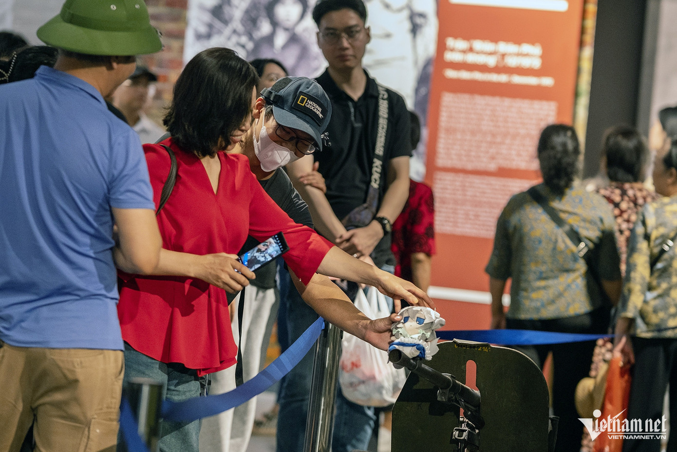 Thậm chí có người còn đặt mô hình đồ chơi lên đầu họng súng để chụp ảnh.