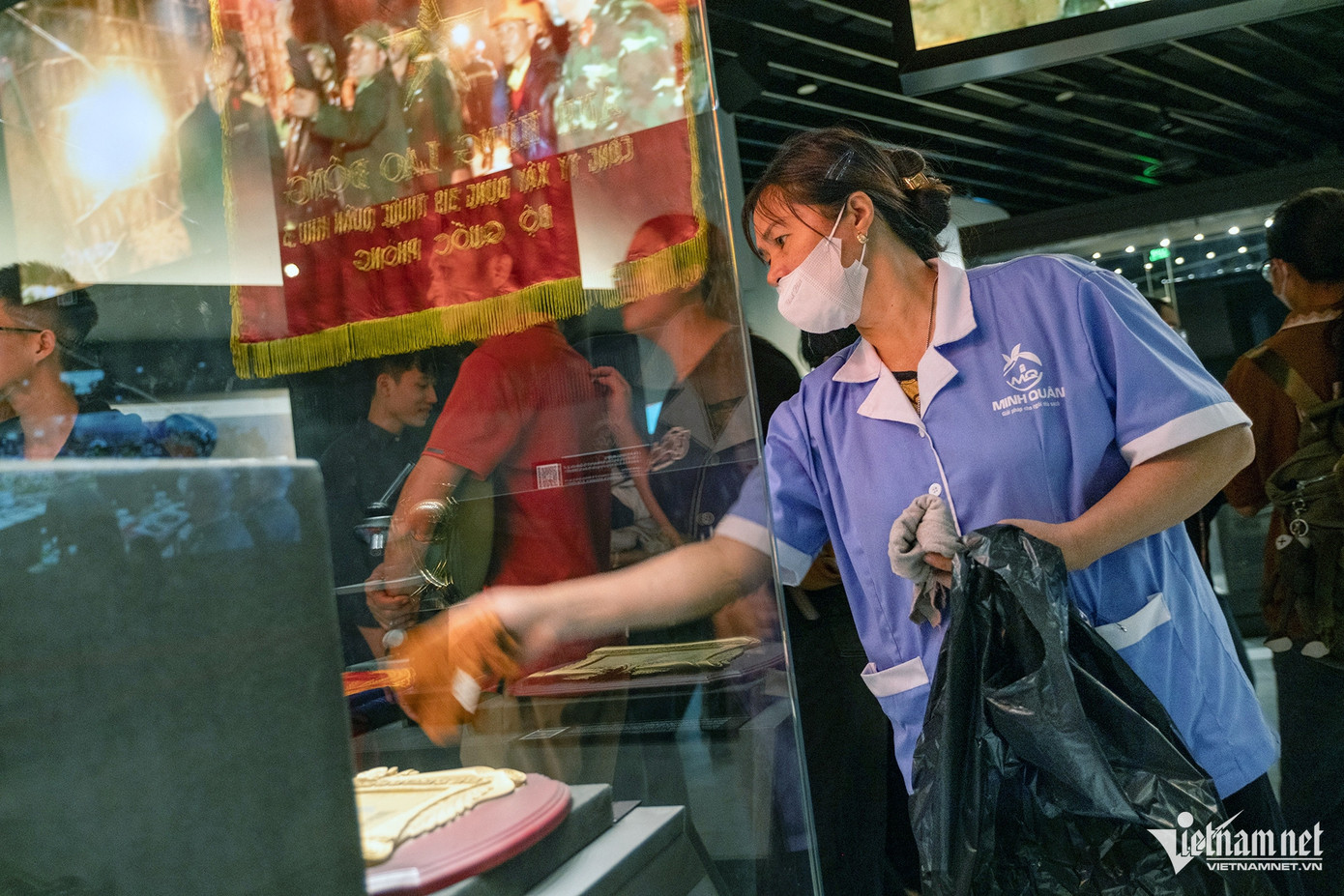 Nhân viên dọn dẹp tại bảo tàng liên tục phải lau chùi những dấu vân tay, vết mờ bám trên kính. "Làm cả ngày không xuể, chúng tôi cứ lau được một lúc là lại có khách tì đè, chạm tay lên kính", nữ lao công kể lại.