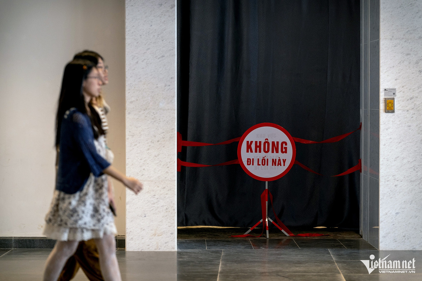 Nhiều biển báo cũng được dựng lên, cùng với loa phát thanh, đèn cảnh báo, dây chăng... nhằm giúp du khách có ý thức tuân thủ, chấp hành nghiêm ngặt những nội quy của trong quá trình tham quan bảo tàng.