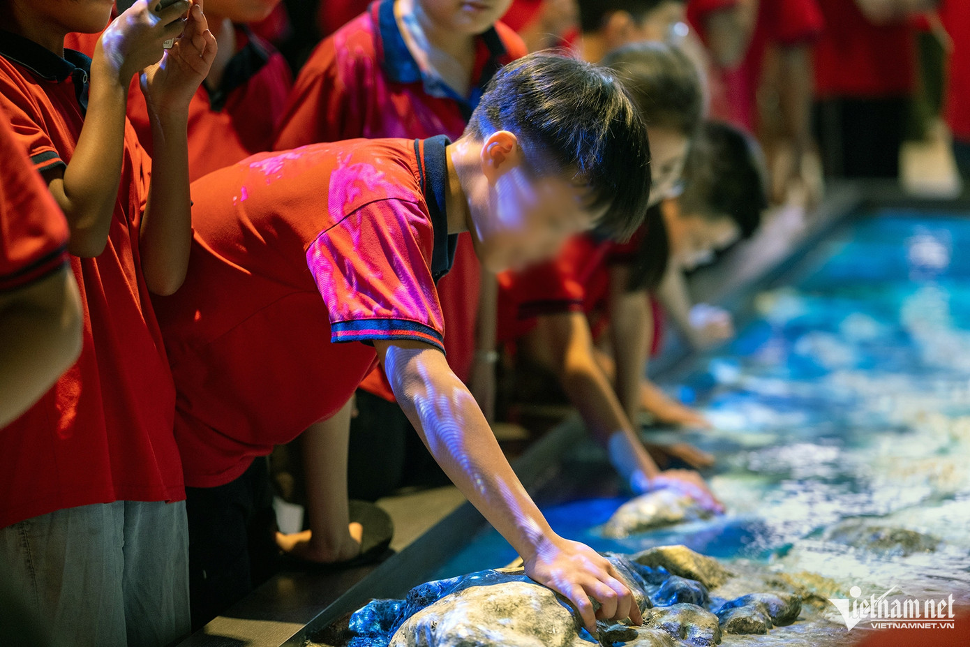 Nhiều em nhỏ hiếu động vẫn không ngừng nô đùa, nghịch ngợm sa bàn và nhiều vật dụng khác.