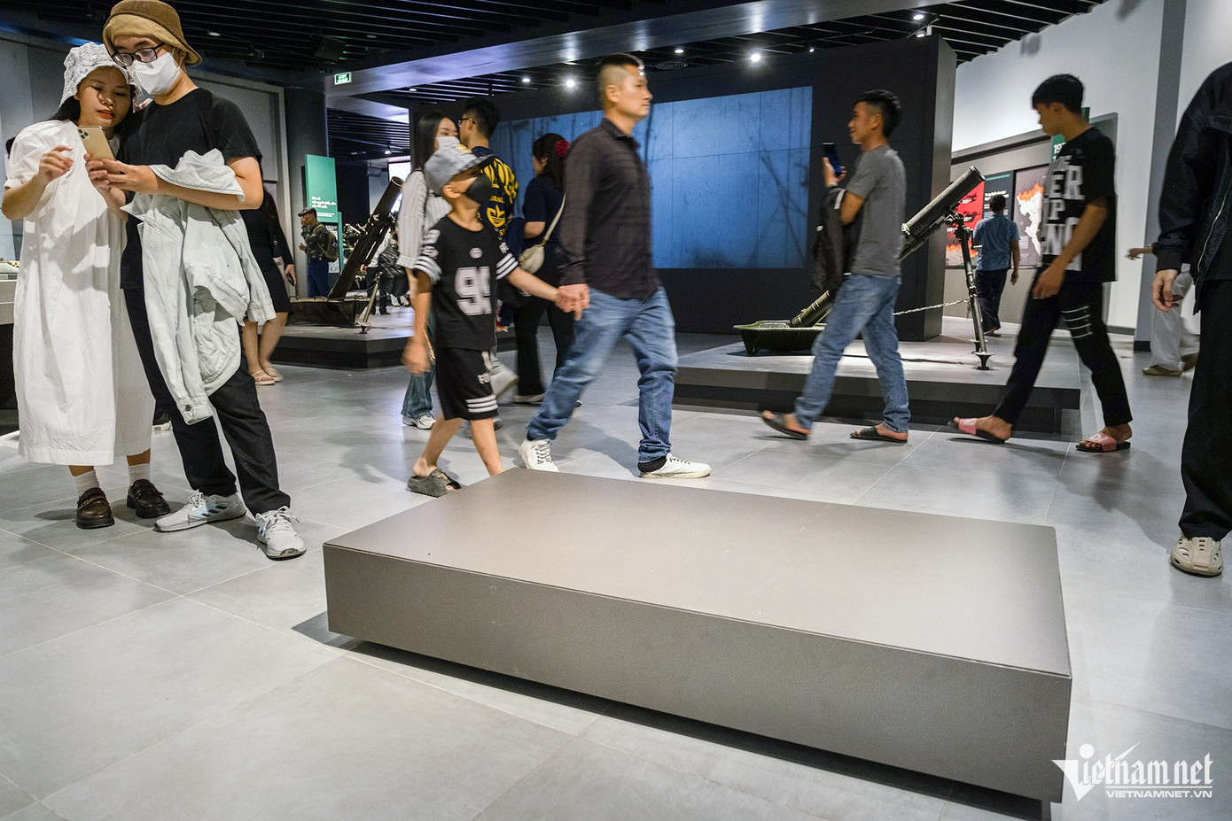 Một hiện vật bị gãy đổ do khách tham quan gây ra đã tạm thời được cất đi, chỉ còn lại chiếc bục.