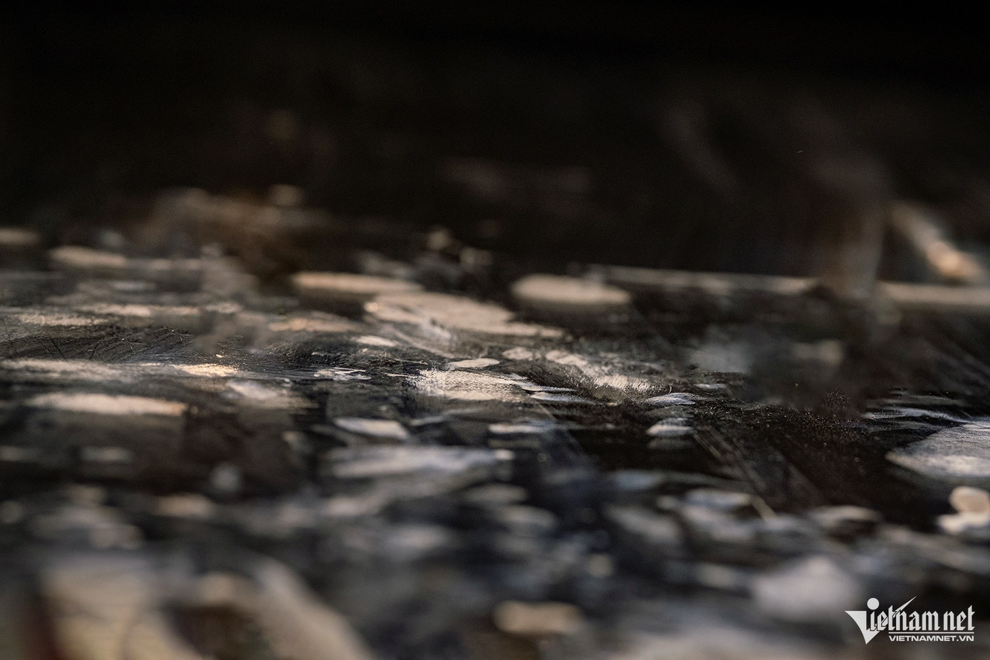 Dấu vân tay, vết bẩn để lại do tựa, chạm vào mặt kính ngày một nhiều lên.