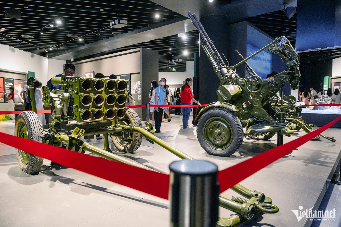 Trước đó, bảo tàng đã cho chăng dây xung quanh các mô hình trưng bày triển lãm để giữ khoảng cách, ngăn khách xâm phạm và tác động vào hiện vật.