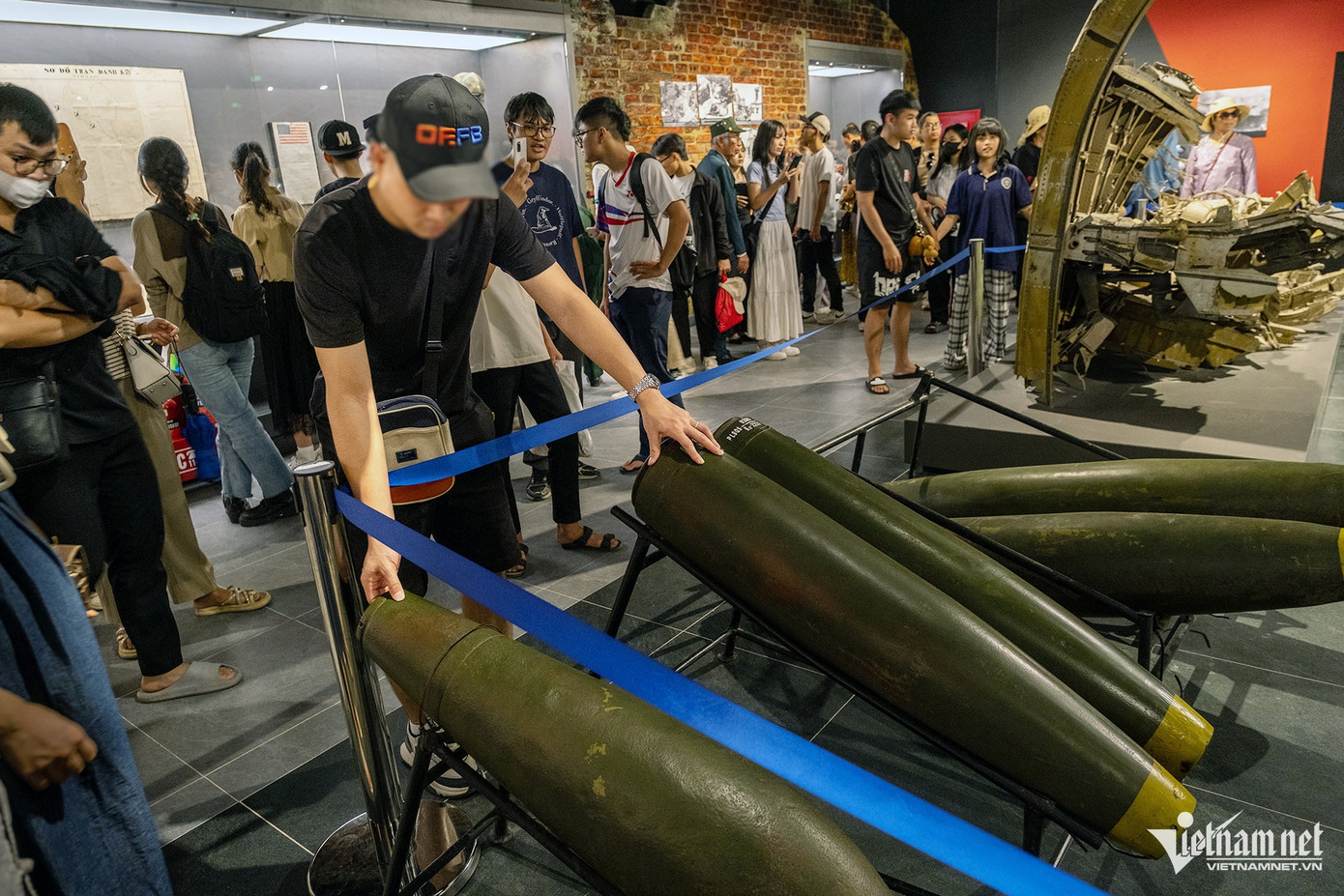 Ghi nhận của VietNamNet sáng và chiều 14/11, tình trạng thiếu ý thức của một bộ phận khách diễn ra khá phổ biến. Nhiều thanh niên khi tham quan đã chạm vào hiện vật.