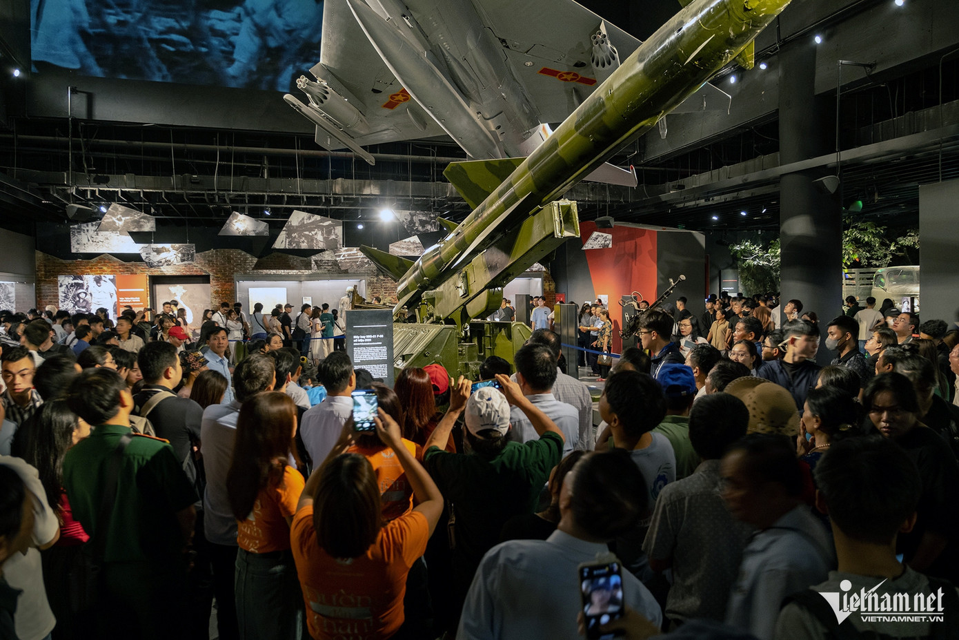 Bảo tàng Lịch sử Quân sự Việt Nam hiện đang mở cửa miễn phí cho du khách từ nay cho đến hết ngày 31/12. Người dân có thể đến vào các ngày trong tuần (trừ thứ 2 và thứ 6), thời gian tham quan từ 8h-11h30 và 13h-16h30.