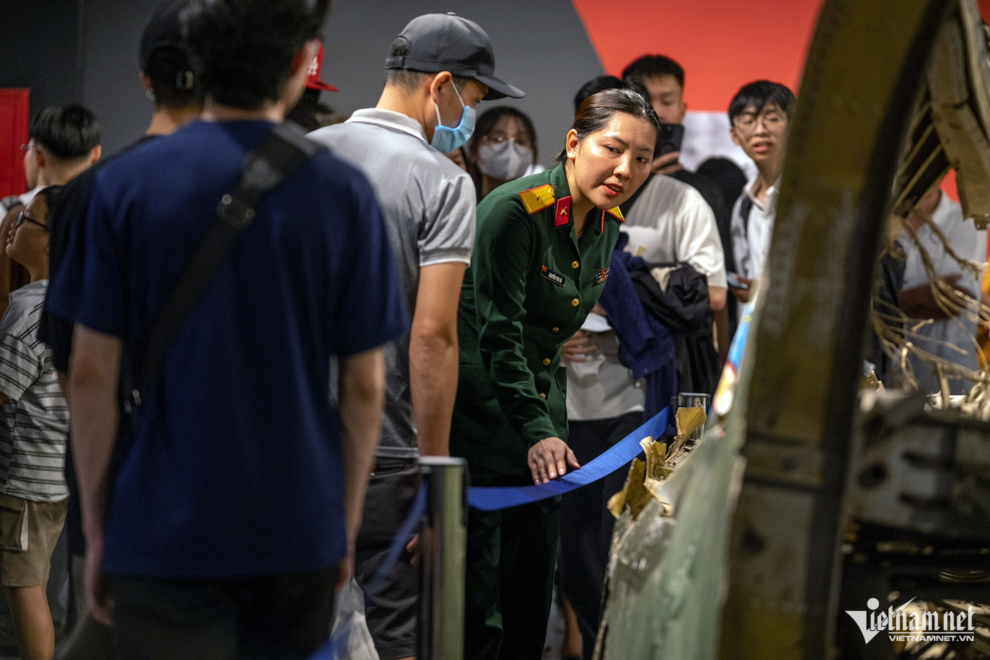 Mới đây, bảo tàng đã bố trí nhiều nhân viên canh gác để nhắc nhở ngay khi du khách có ý định đến gần và chạm, sờ mó vào các hiện vật nhưng không xuể.