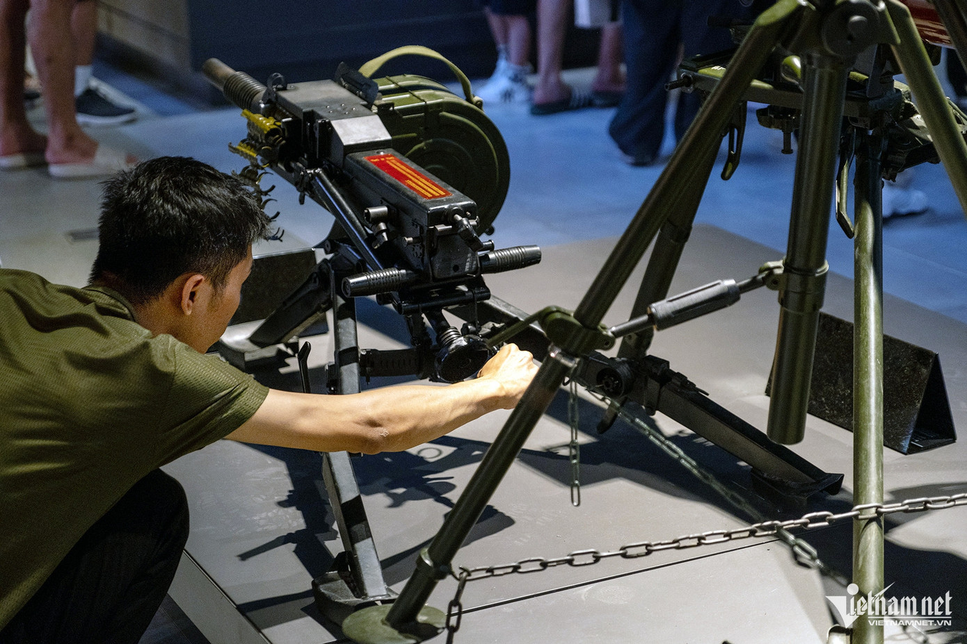 Nhiều người còn thử cầm nắm, thậm chí dùng tay quay thử xem có chạy hay không.