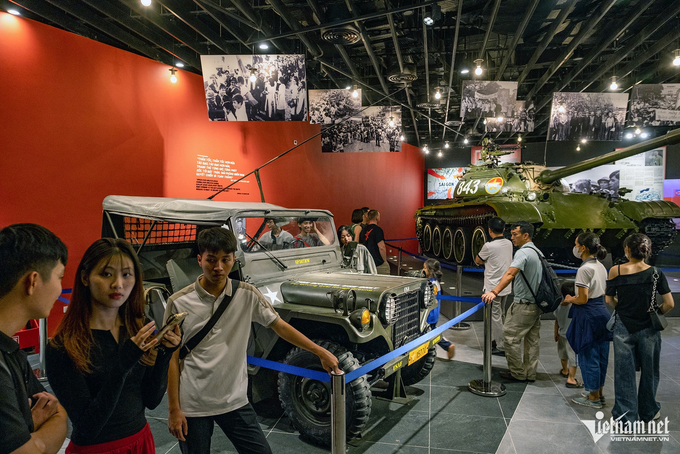 Kể từ khi mở cửa vào ngày 1/11, Bảo tàng Lịch sử Quân sự Việt Nam ngày ngày đón hàng nghìn khách Hà Nội và từ các địa phương vào tham quan. Tuy nhiên, do đông đúc, nhiều hình ảnh thiếu văn minh đã xảy ra.