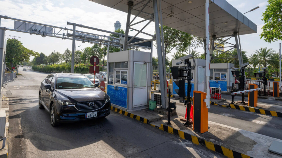 Việc mở rộng làn thu phí không dừng tại sân bay Nội Bài nhằm giảm ùn tắc cục bộ, nhất là các khung giờ vàng dịp cao điểm, lễ Tết. Việc mở rộng làn thu phí không dừng tại sân bay Nội Bài nhằm giảm ùn tắc cục bộ, nhất là các khung giờ vàng dịp cao điểm, lễ Tết.