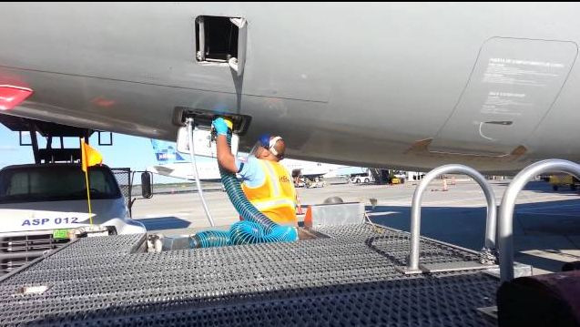 Ảnh minh họa về công việc của nhân viên vệ sinh chất thải trên máy bay. Ảnh: Jonfromqueens.