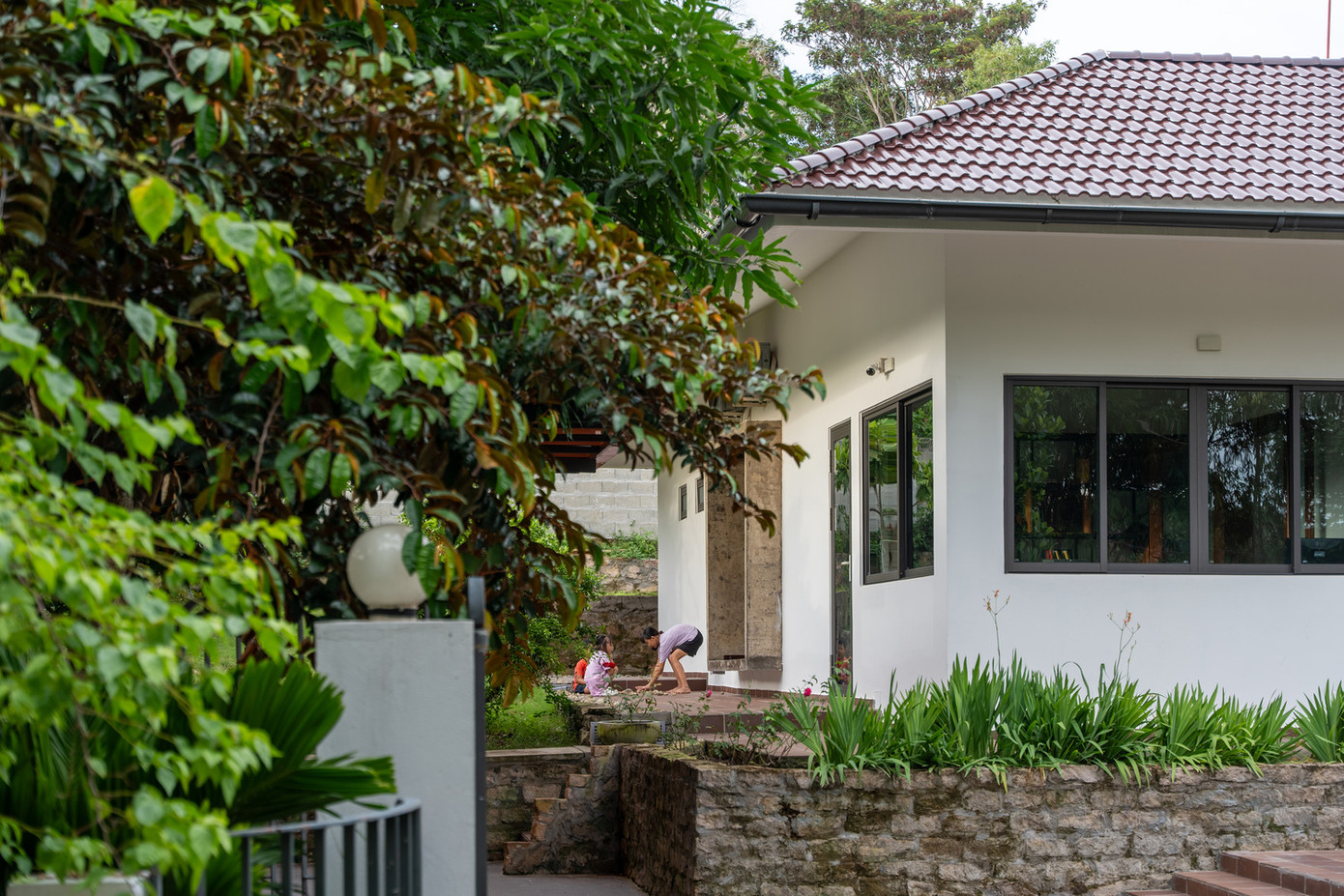 Bằng cách giải quyết các nhu cầu cơ bản và sử dụng các kỹ thuật phổ biến, chúng tôi đề xuất giải pháp thiết kế đạt được tính bền vững về môi trường, đảm bảo các giá trị cốt lõi của kiến trúc nhà ở và tạo ra không gian kết nối con người với thiên nhiên và môi trường xung quanh.