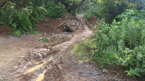 Chỉ có một con đường độc đạo vào bản, lởm chởm đá, đất dễ sạt lở