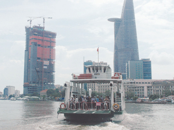 Phà đi trong thành phố