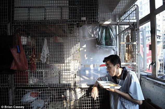 Tang Man Wai, 60 tuổi, nhân viên nhà hàng đã nghỉ hưu, sống với đồng lương ít ỏi của mình