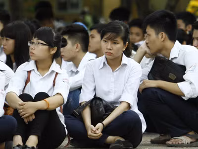 Thí sinh tập trung ngồi đợi thi tốt nghiệp THPT. Ảnh: Ngọc Châu