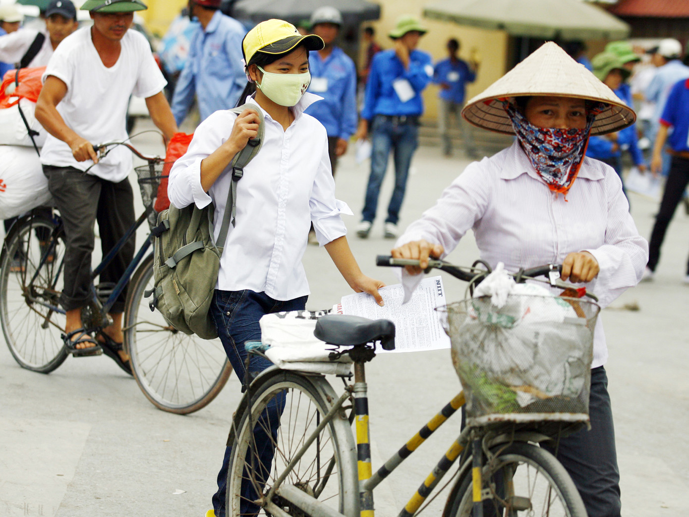 Đưa con đi thi. Ảnh: Hồng Vĩnh
