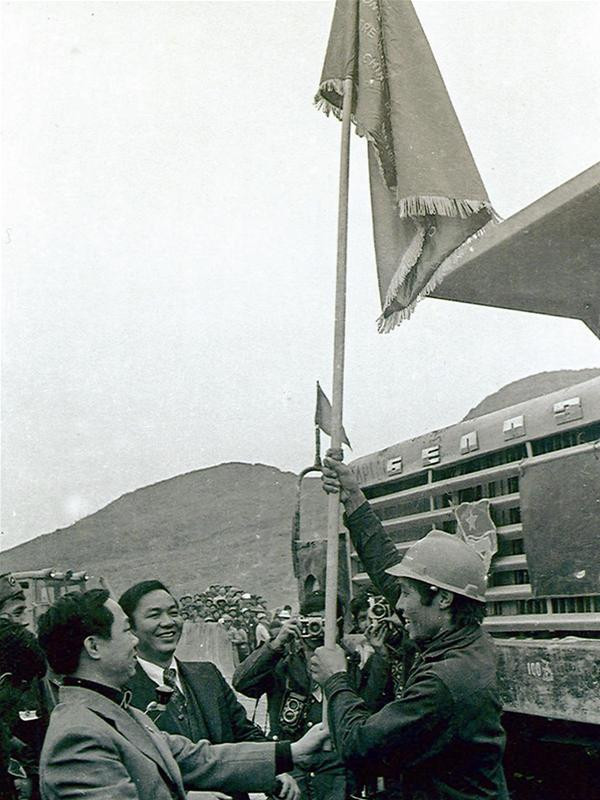 Đồng chí Vũ Mão (trái) trao cờ truyền thống cho tuổi trẻ Sông Đà trong “Ngày hội ngăn sông” 1983 Đồng chí Vũ Mão (trái) trao cờ truyền thống cho tuổi trẻ Sông Đà trong “Ngày hội ngăn sông” 1983