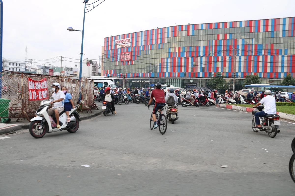 Người đi xe đạp đi ngược chiều trên đường Cộng Hòa (quận Tân Bình).