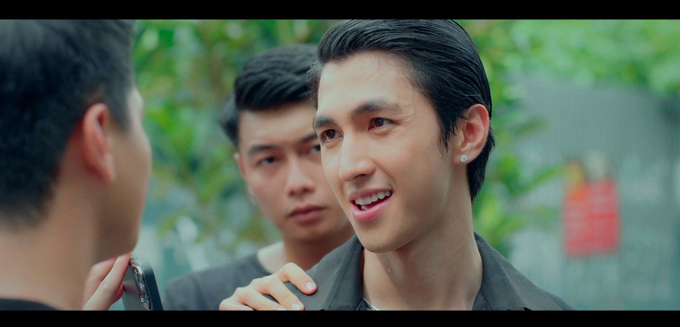 Long nhanh chóng bị công an bắt giữ. Tình tiết này bị cho là vô lý bởi Long là con trai của ông trùm khét tiếng nhưng lại dễ dàng sa lưới. Long nhanh chóng bị công an bắt giữ. Tình tiết này bị cho là vô lý bởi Long là con trai của ông trùm khét tiếng nhưng lại dễ dàng sa lưới.