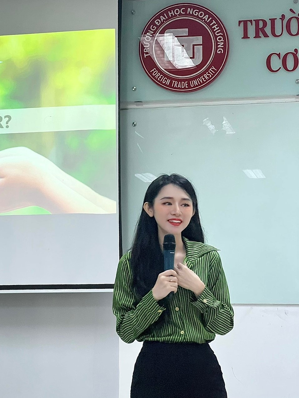 Thúy Huyền được mời làm báo cáo viên tại Đại học Ngoại thương cơ sở TPHCM (Ảnh: NVCC).