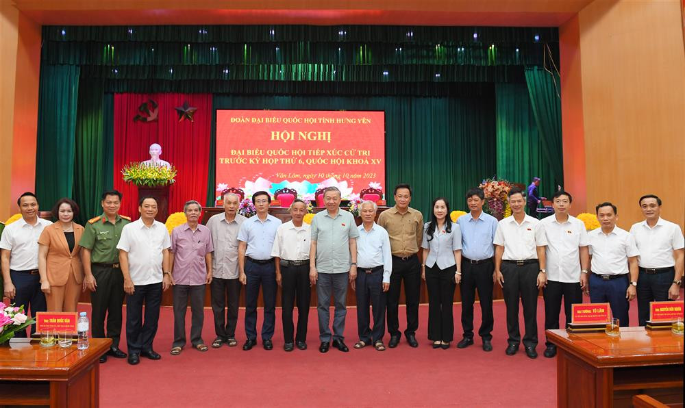 Các đại biểu chụp ảnh lưu niệm. Các đại biểu chụp ảnh lưu niệm.