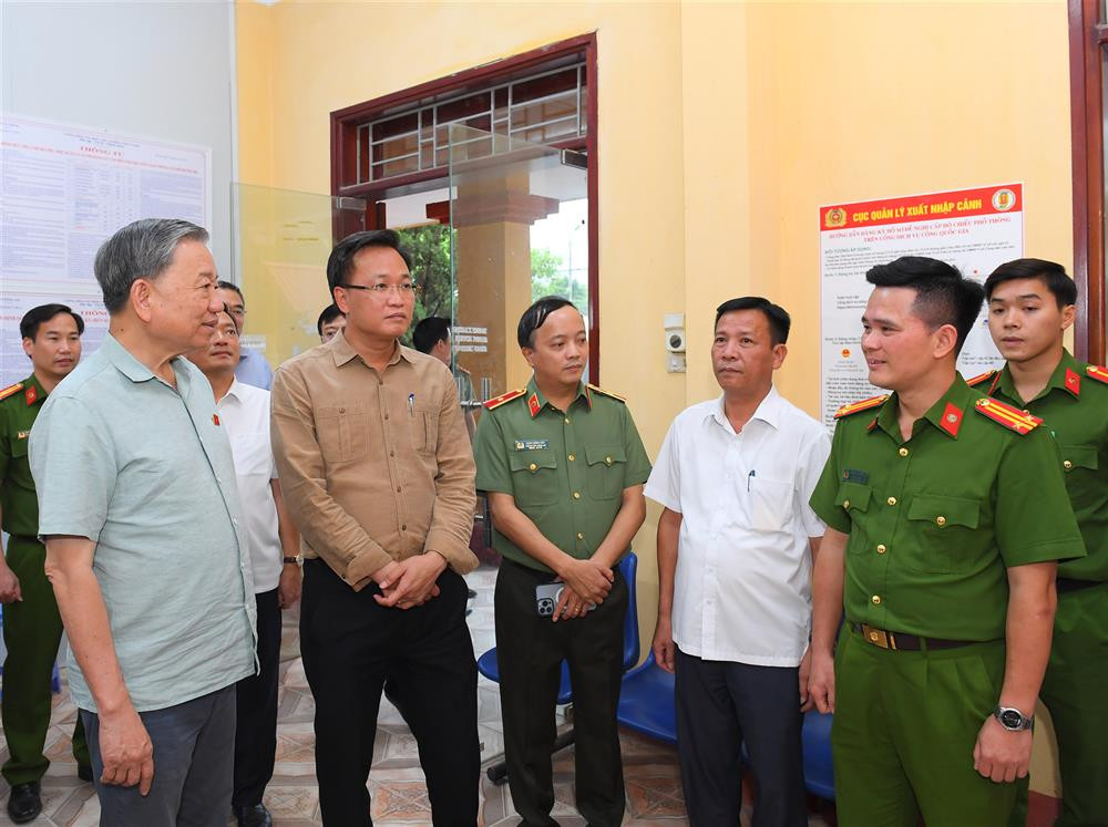 Đại tướng Tô Lâm đến kiểm tra công tác tại Công an xã Chỉ Đạo. Đại tướng Tô Lâm đến kiểm tra công tác tại Công an xã Chỉ Đạo.