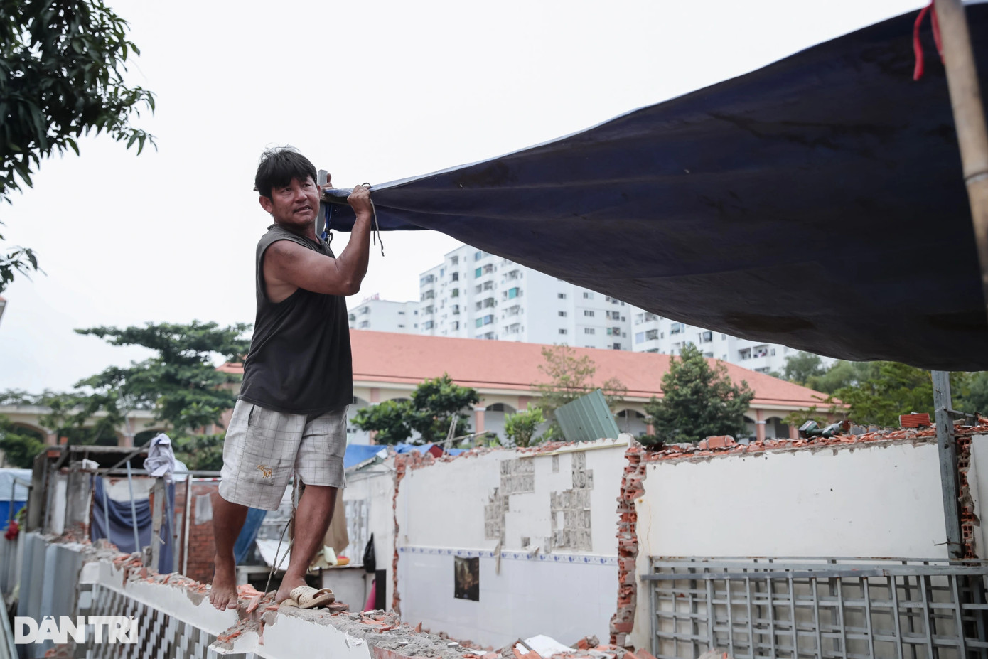 Căn nhà rộng gần 60m2 được vợ chồng ông Đặng Văn Đức (52 tuổi) mua với giá 1,3 tỷ. "Vợ chồng tôi mua căn nhà này vào cuối năm 2017, thời điểm đó thấy rẻ, lại được cấp số nhà hẳn hoi nên hai vợ chồng cũng cố chạy vạy khắp nơi để mua cho bằng được. Giấy tờ chỉ viết bằng tay, cũng không nghĩ sẽ nghiêm trọng đến như bây giờ", ông Đức chia sẻ.