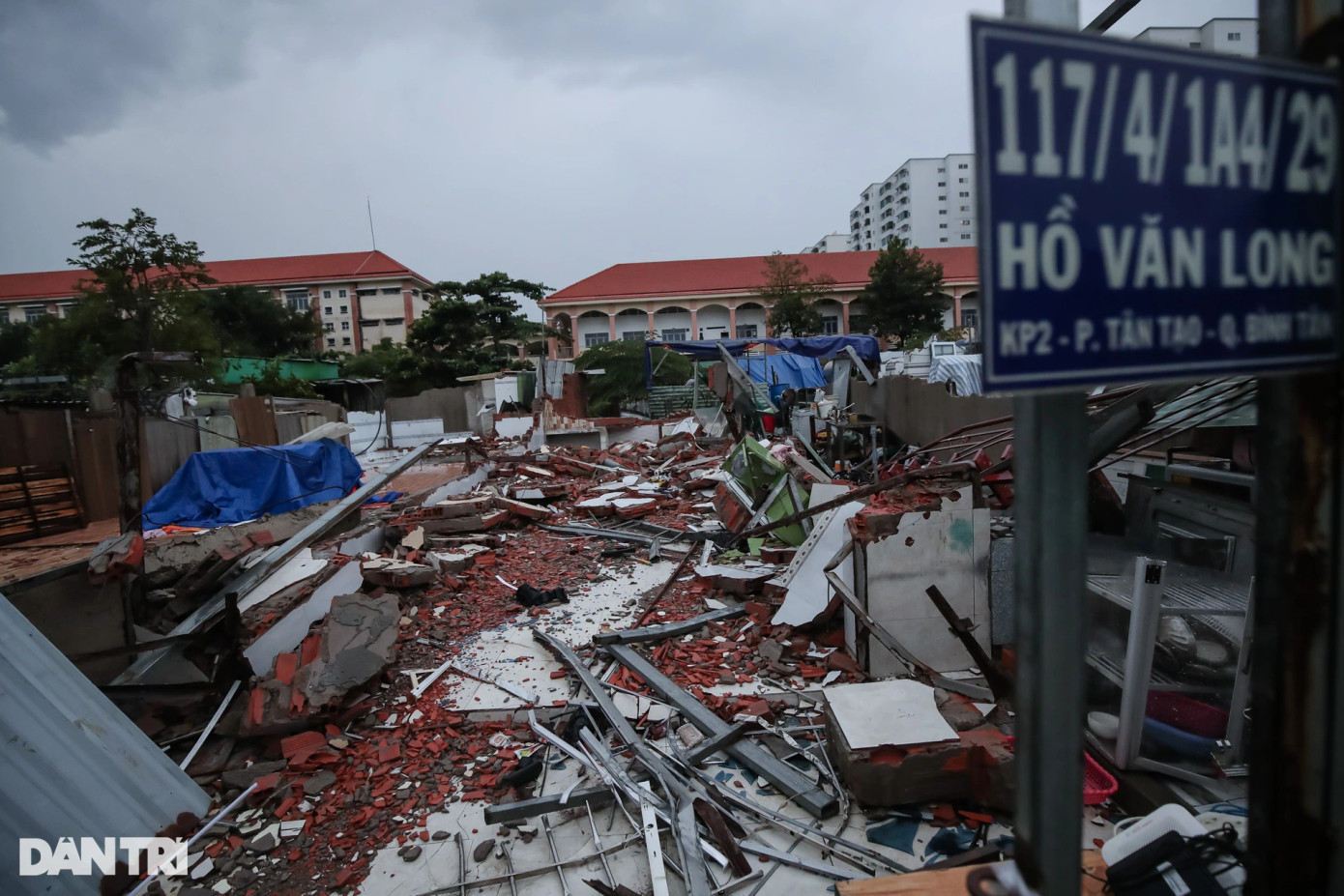 Cụ thể, tại phường Tân Tạo, có 150 căn nhà xây dựng sai phép trên đất nông nghiệp phải tháo dỡ. Trong đó, có 2 khu nhà xây "lụi" với gần 40 căn tại đường Hồ Văn Long.
