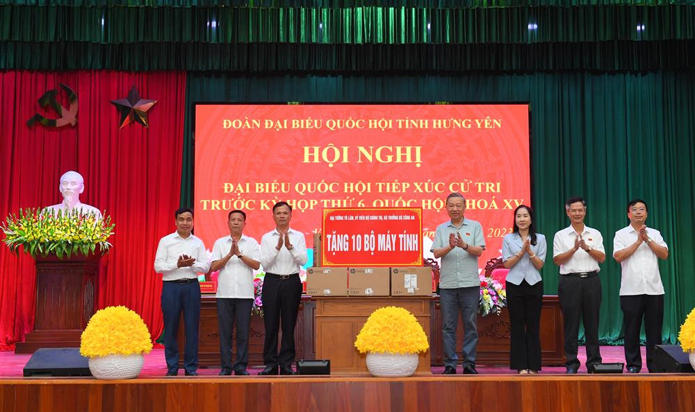 Đại tướng Tô Lâm trao tặng máy tính để phục vụ công tác cho Ủy ban nhân dân huyện Văn Lâm và Ủy ban nhân dân xã Chỉ Đạo. Đại tướng Tô Lâm trao tặng máy tính để phục vụ công tác cho Ủy ban nhân dân huyện Văn Lâm và Ủy ban nhân dân xã Chỉ Đạo.