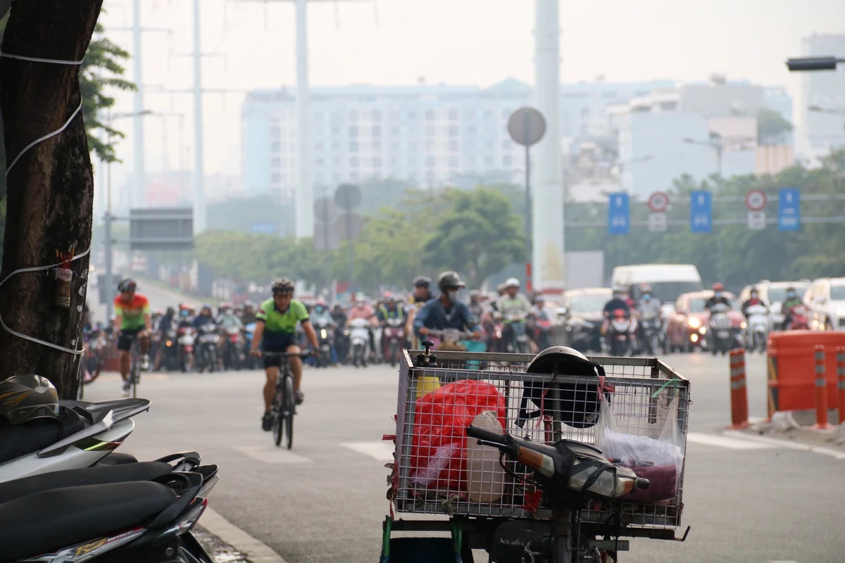 Nhiều đoàn xe ngang nhiên vượt đèn đỏ trên đường Phạm Văn Đồng (TP Thủ Đức).