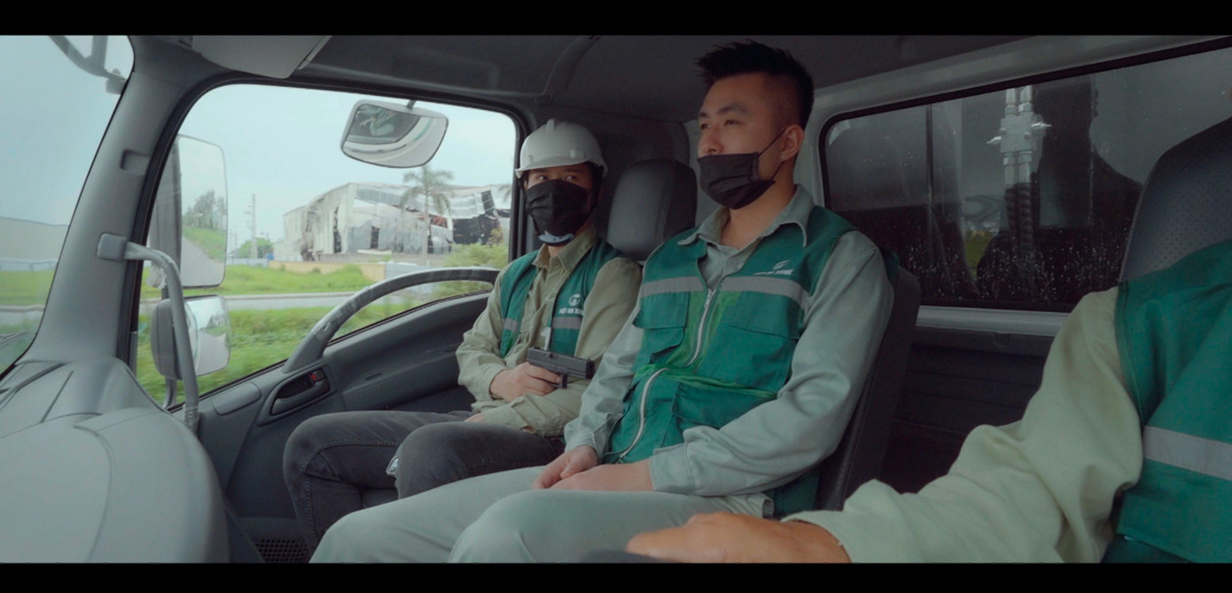 Màn truy bắt tội phạm và triệt phá ổ nhóm ma túy lớn bị nhận xét như diễn hài. Màn truy bắt tội phạm và triệt phá ổ nhóm ma túy lớn bị nhận xét như diễn hài.