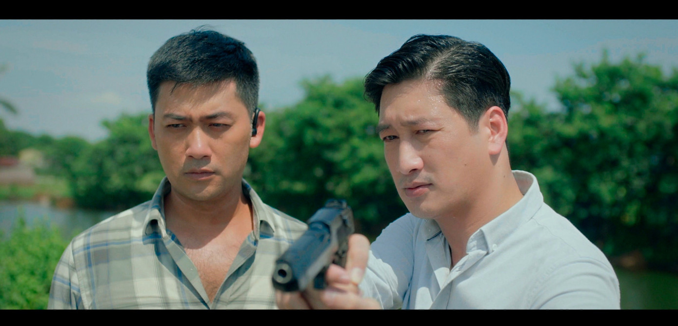 Dù đã có định vị của ông trùm từ đầu nhưng lực lượng công an lúng túng khi bám đuôi Long và để mất dấu Phi. Tình huống này gây khó hiểu. Dù đã có định vị của ông trùm từ đầu nhưng lực lượng công an lúng túng khi bám đuôi Long và để mất dấu Phi. Tình huống này gây khó hiểu.