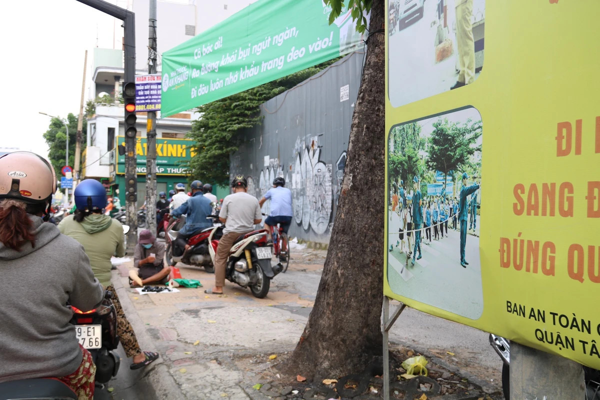 Thậm chí leo vỉa hè trên đường Cộng Hòa (Tân Bình).