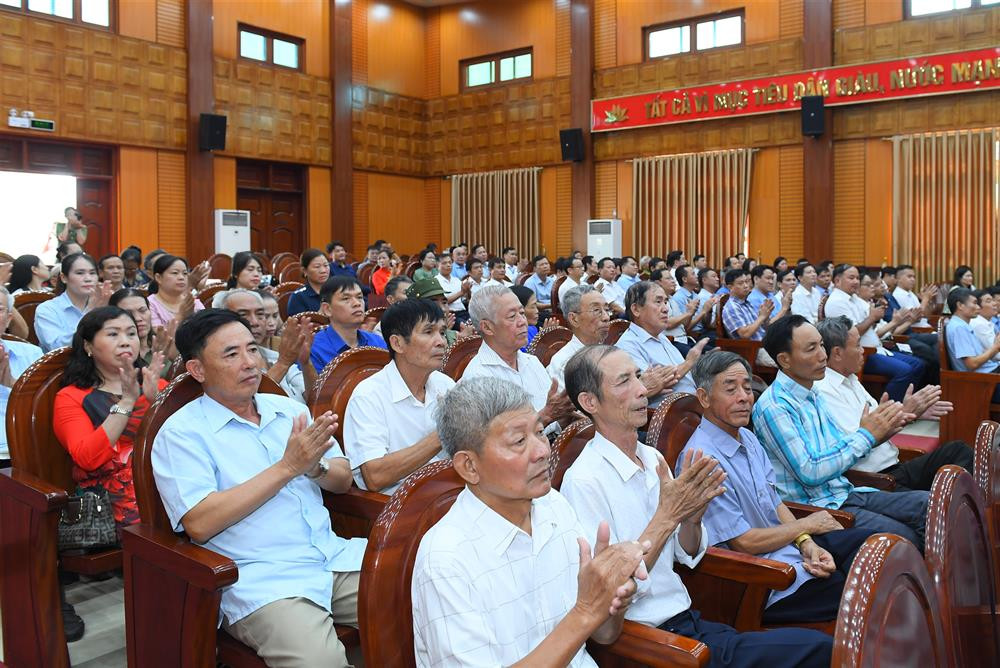 Đại biểu và cử tri tham dự Hội nghị. Đại biểu và cử tri tham dự Hội nghị.