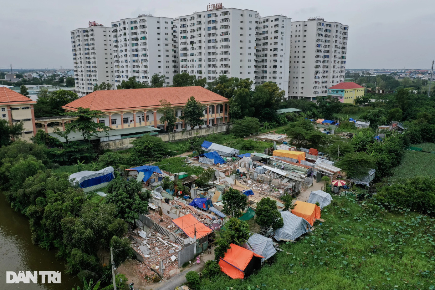 Vừa qua, UBND quận Bình Tân đã tiến hành cưỡng chế, tháo dỡ hàng trăm căn nhà xây dựng trái phép trên đất nông nghiệp, đất quy hoạch. Các công trình vi phạm xây dựng trên đã tồn tại từ nhiều năm trước.