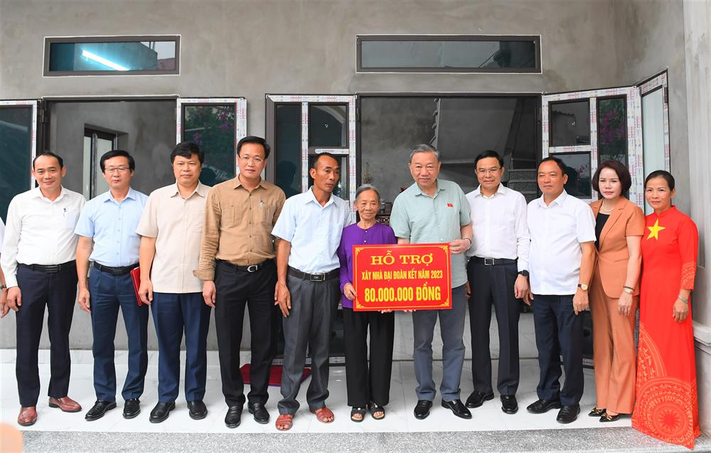 Sau Hội nghị tiếp xúc cử tri tại xã Chỉ Đạo, huyện Văn Lâm, Đại tướng Tô Lâm cùng các đại biểu Quốc hội và các đại biểu đã đến thăm, tặng quà các gia đình có công với cách mạng, gia đình khó khăn và đến kiểm tra công tác tại Công an xã Chỉ Đạo. Đại tướng Tô Lâm cùng Đoàn đại biểu Quốc hội và các đại biểu tặng quà gia đình bà Phùng Thị Đa là gia đình có hoàn cảnh khó khăn tại xã Chỉ Đạo. Sau Hội nghị tiếp xúc cử tri tại xã Chỉ Đạo, huyện Văn Lâm, Đại tướng Tô Lâm cùng các đại biểu Quốc hội và các đại biểu đã đến thăm, tặng quà các gia đình có công với cách mạng, gia đình khó khăn và đến kiểm tra công tác tại Công an xã Chỉ Đạo. Đại tướng Tô Lâm cùng Đoàn đại biểu Quốc hội và các đại biểu tặng quà gia đình bà Phùng Thị Đa là gia đình có hoàn cảnh khó khăn tại xã Chỉ Đạo.