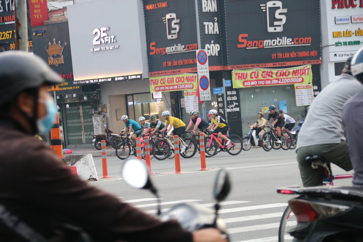 Nhiều đoàn xe đạp còn dàn hàng ngang ở ngã tư gây cản trở giao thông.