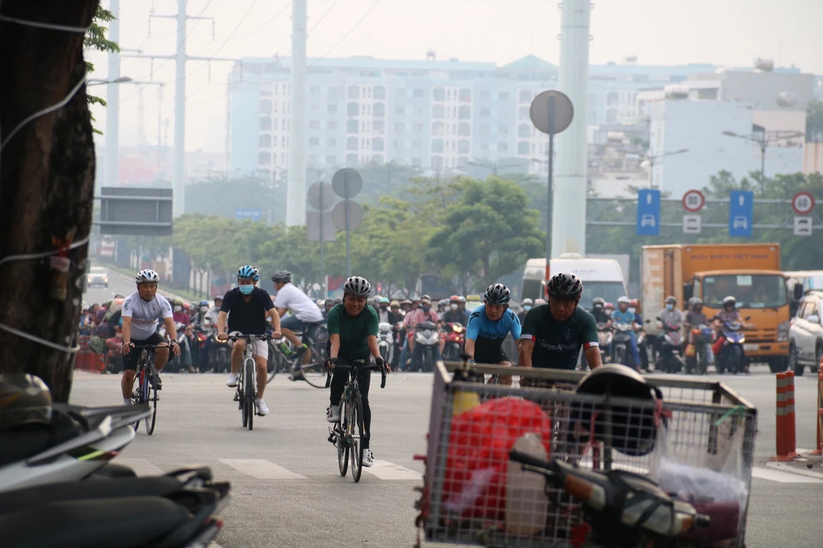 Theo ghi nhận của PLO, hiện nay tình trạng xe đạp chạy lấn làn, vượt đèn đỏ vẫn tiếp tục diễn ra dù lực lượng CSGT TP.HCM đang ra quân, kiểm tra xử lý.