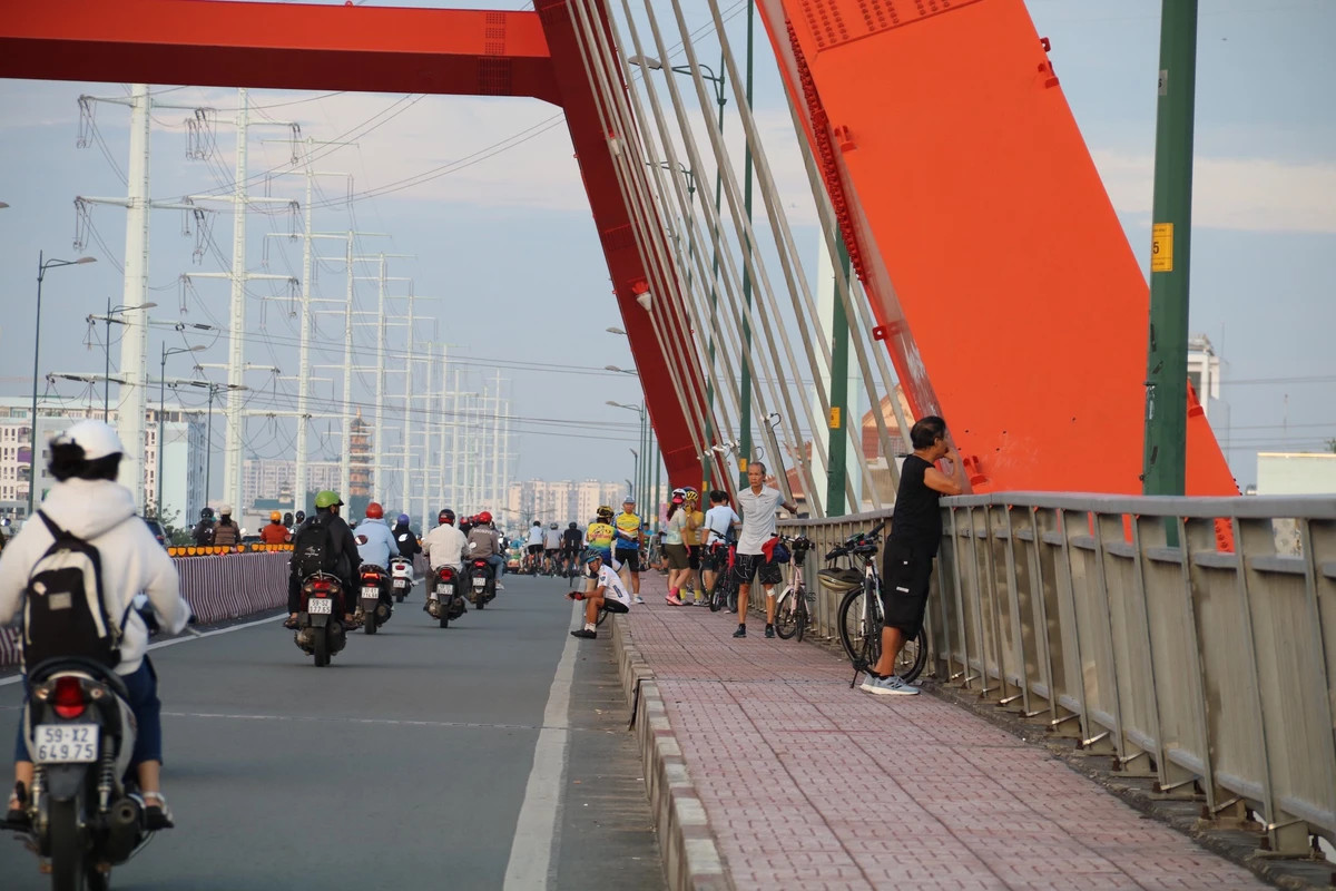 Người chạy xe đạp dừng lại để nghỉ ngơi, hóng gió,...